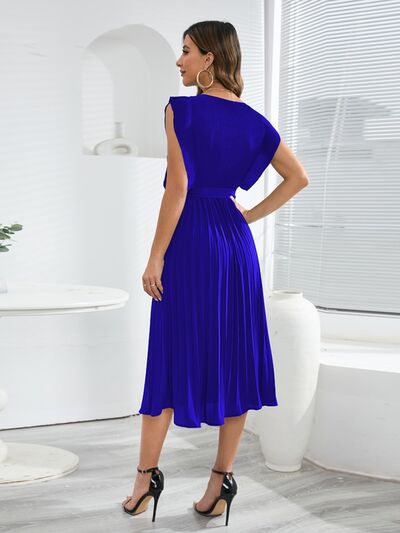 Tied Round Neck Pleated Midi Dress |1mrk.com